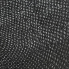 detailní pohled na texturovaný povrch s mřížkou malých vyvýšených teček. obraz má rozptýlené kruhové symboly a slovo „copa cop“ opakovaně vyražené po povrchu v různých orientacích. celkový vzor je jednotný a detailní.